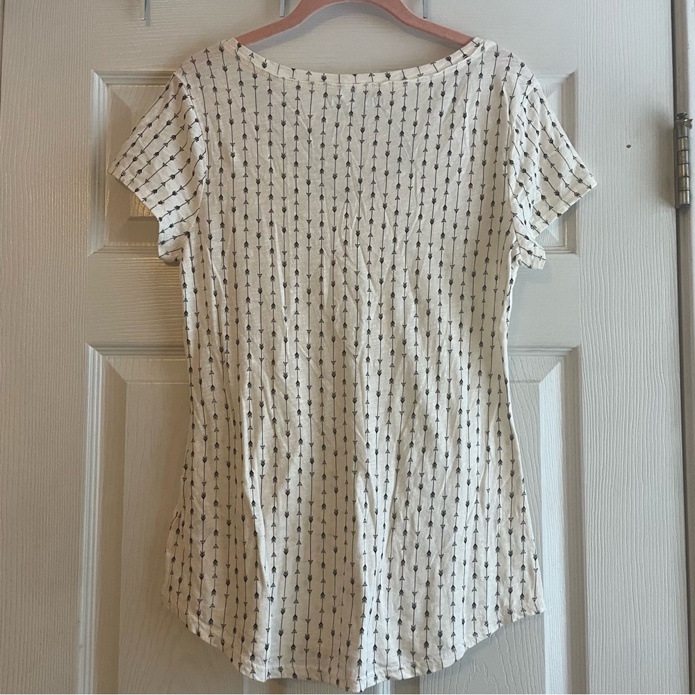 Maurices Cream V-Neck Top w/Arrow Print Women’s Size Medium Feminine Boho Chic - Picture 10 of 15